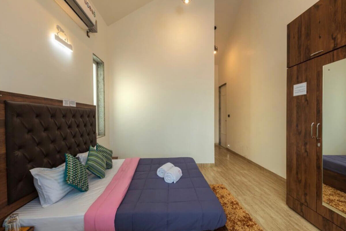 7bhk-Villa-for-sale-in-alibaug-bedroom-interior